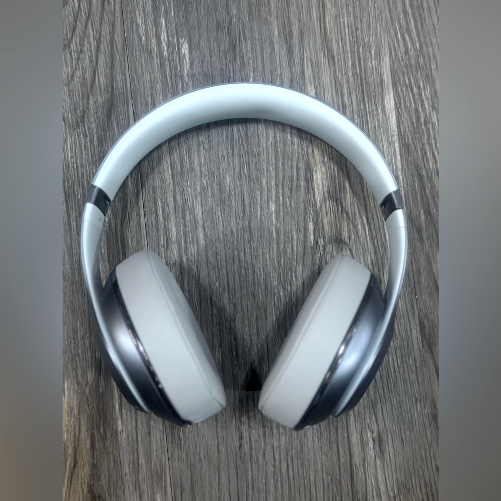 Beats by Dr. Dre Studio 2.0 White/Gray Over The Ear Wired Headphones Model B0500